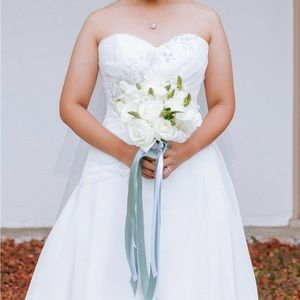 EUC Wedding Dress Ivory size 8